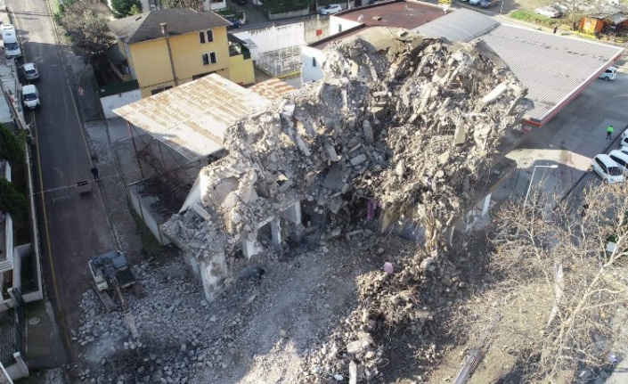 Gölcük'te hasarlı binalar yıkılıyor