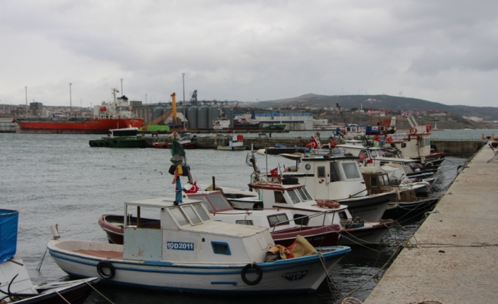 Bandırma ve Erdek'te fırtına nedeniyle balıkçı tekneleri denize açılamadı