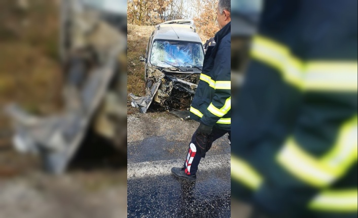 Midibüs ile hafif ticari aracın çarpışması sonucu 5 kişi yaralandı