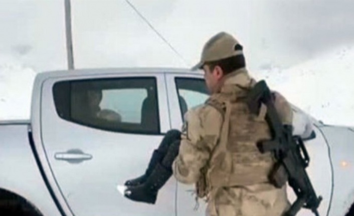 Bitlis'te Jandarma karda mahsur kalan 10 kişiyi kurtardı
