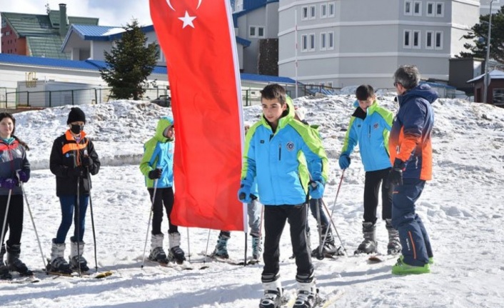 Bursa'da öğrencilerin kayak heyecanı