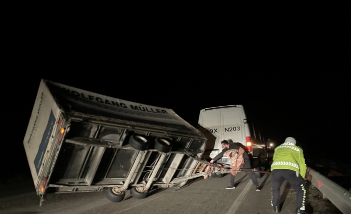 Edirne'de yan yatan römork nedeniyle sınır kapısı yolunda trafik aksadı