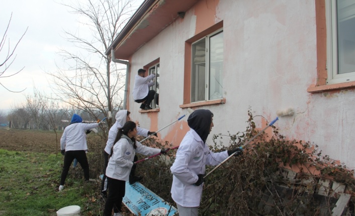 İstanbul'dan üniversiteli gönüllüler, Bursa'daki kırsal mahallenin okuluna bakım yaptı