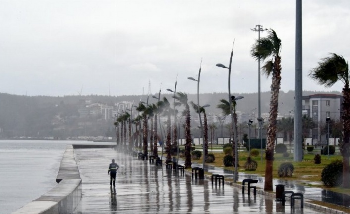 İzmir Aliağa'da fırtına etkisini sürdürecek 