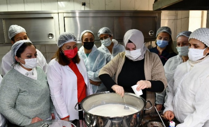 İzmir'de Çiğlili kadınlar peynir üretiyor