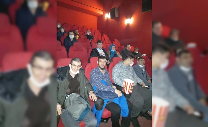 Karamürsel'de engelli gençler “Kesişme; İyi ki Varsın Eren“ filmini izledi