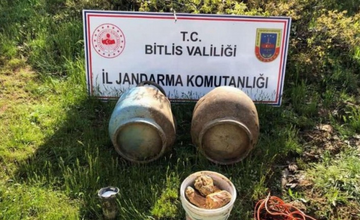 Bitlis'te toprağa gömülü patlayıcılar ele geçirildi