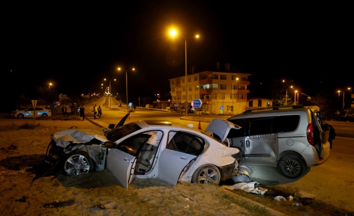 Edirne'de hafif ticari araçla otomobilin çarpıştığı kazada 4 kişi yaralandı