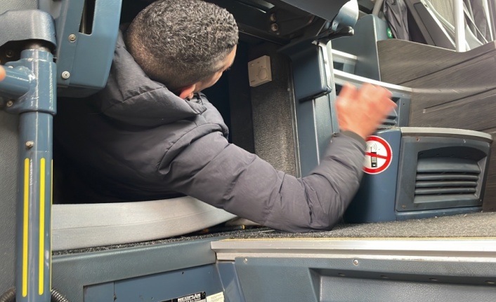 Edirne'de tur otobüsünün yiyecek dolabından 3 düzensiz göçmen çıktı