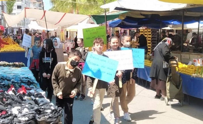 Karamürsel'de öğrenciler esnaf ve vatandaşlarla selamlaştı
