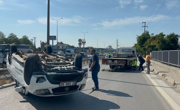 Kocaeli'de otomobille çarpışarak devrilen pikabın sürücüsü yaralandı