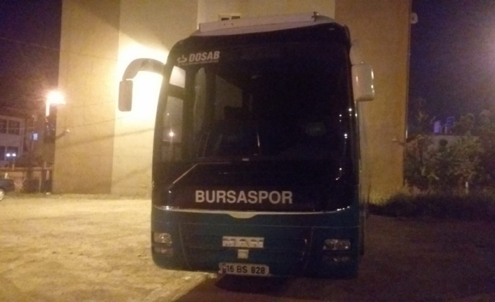 Küme düşen Bursasporlu futbolculara taraftarlar tepki gösterdi