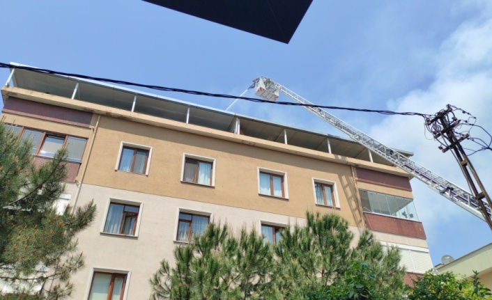 Maltepe'de binanın çatısındaki yangına itfaiye ekipleri müdahale ediyor