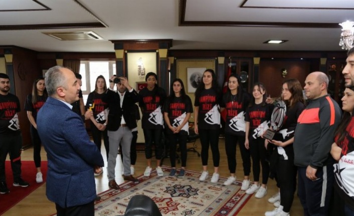 Rize'de Başkan Metin potanın sultanlarını kutladı