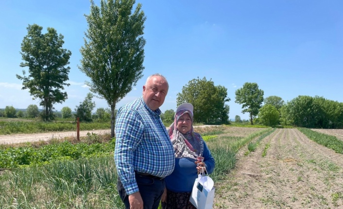 Söğütlü Belediye Başkanı Özten'den tarlada çalışan çiftçilere ziyaret