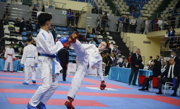 Türkiye Ümit, Genç ve 21 Yaş Altı Karate Şampiyonası Sakarya'da devam ediyor