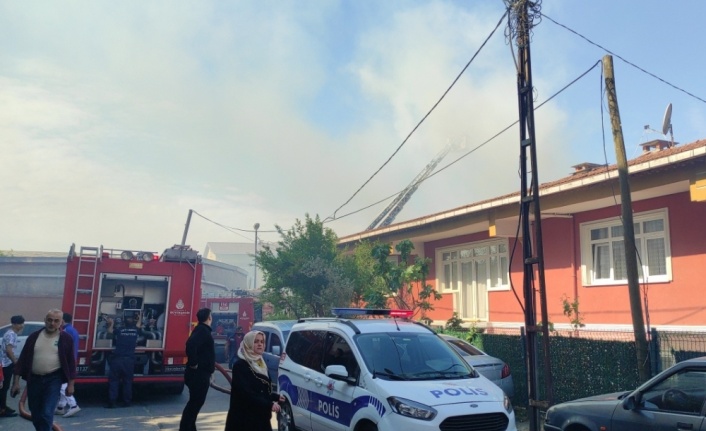 Ümraniye'de bir binanın çatı katında çıkan yangın söndürüldü