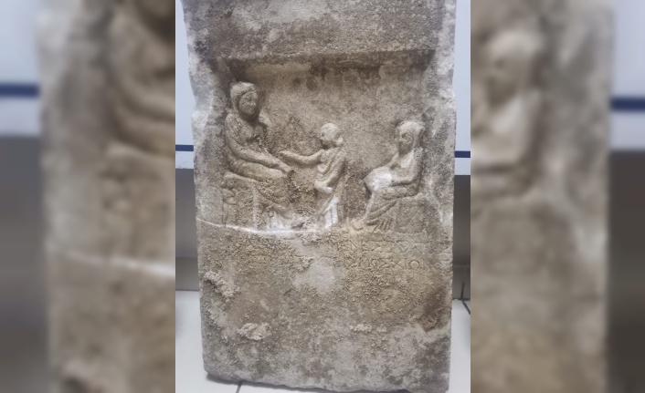 Balıkesir'de tarihi eser operasyonunda mezar steli ve amfora ele geçirildi