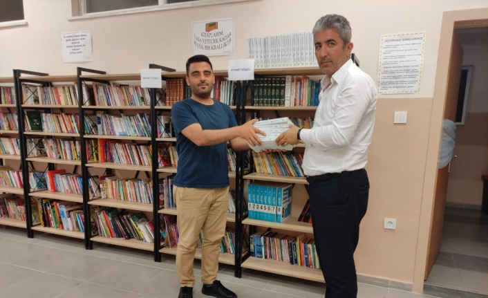 Beşiktaş'taki ortaokulla liselere Diyanet Yayınlarının kitap setleri dağıtıldı