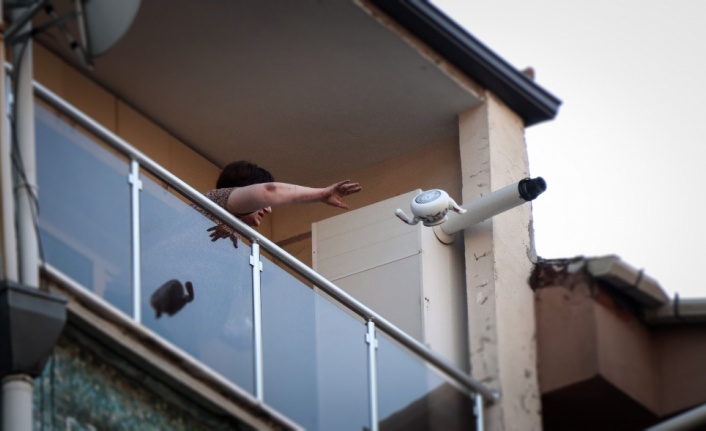 Sinir krizi geçiren kadın evindeki eşyaları balkondan sokağa attı