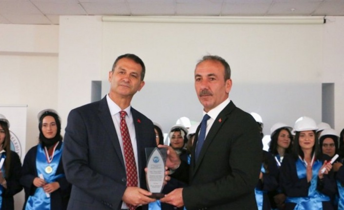 KAYÜ Tomarza Mustafa Akıncıoğlu MYO’da mezuniyet coşkusu