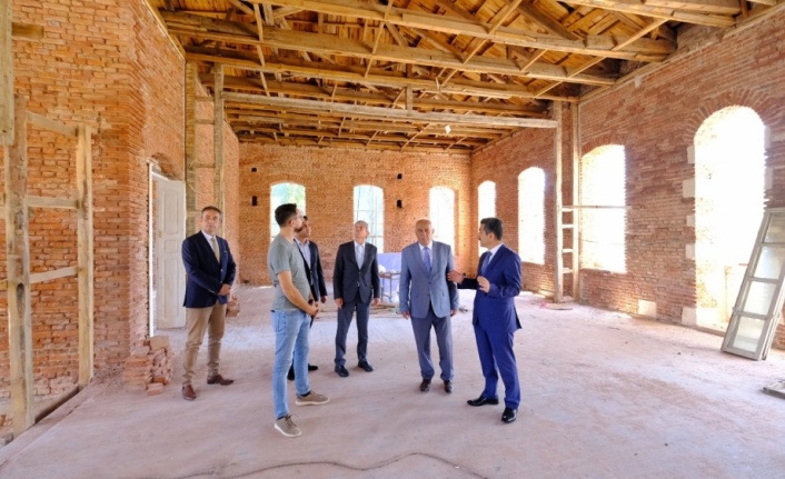 Kırklareli Valisi Ekici, restore edilen tarihi okul binasında incelemede bulundu