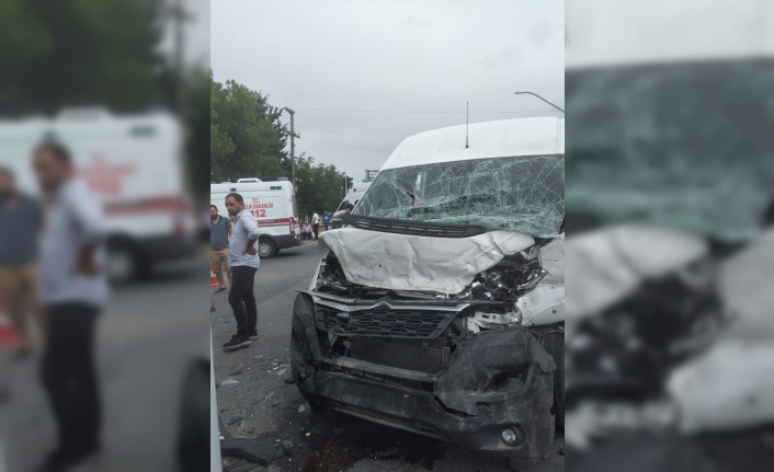 Kırklareli'nde fabrika işçilerini taşıyan minibüsle midibüs çarpıştı, 11 kişi yaralandı