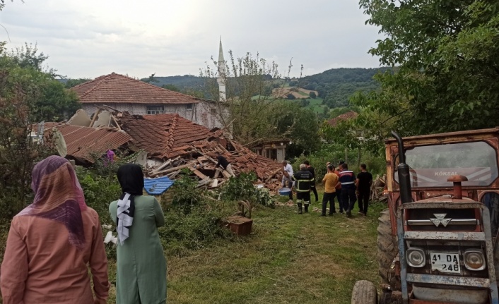 Kandıra'da 2 katlı ev çöktü