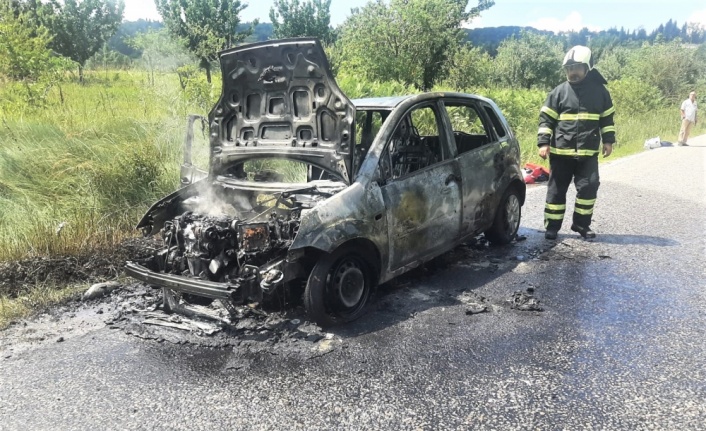 Karamürsel'de seyir halindeki otomobil yandı