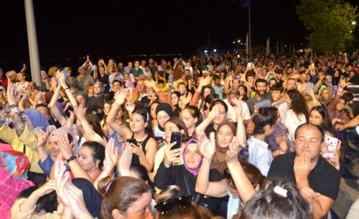 Karamürsel'de Balık Festivali dolayısıyla Emre Kaya konser verdi
