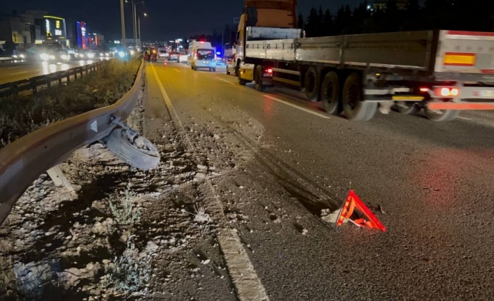 Kocaeli'de iki otomobilin çarpıştığı kaza D-100 kara yolunda ulaşımı aksattı