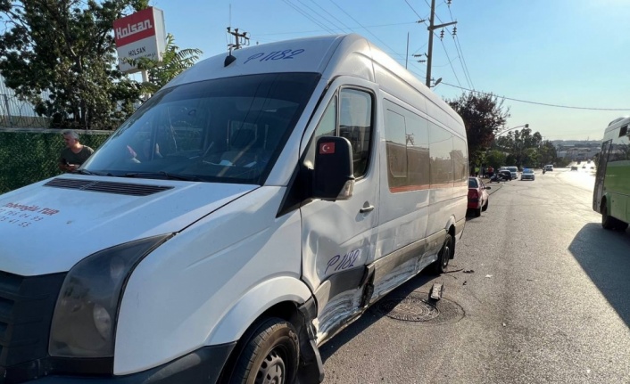 Kocaeli'de servis minibüsü ile çarpışan otomobil sürücüsü yaralandı