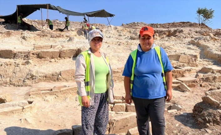 Muğla'da maden sahasındaki tarihi alanda yöre kadınları kazı yapıyor