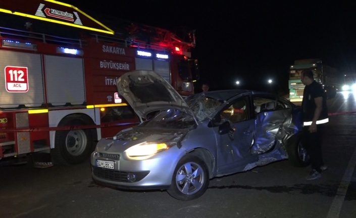Sakarya'da iki otomobil çarpıştı 5 kişi yaralandı