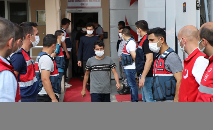 Sınır dışı edilecek 227 Afganistan uyruklu, Edirne'den İstanbul'a gönderildi