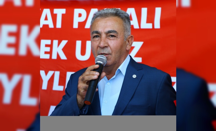 Tekirdağ Büyükşehir Belediyesi işçileri ek zam isteğiyle belediye önünde eylem yaptı