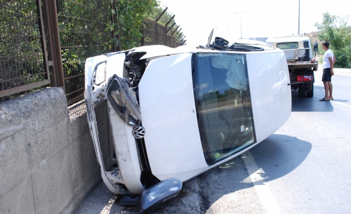 Tuzla'da duvara çarptıktan sonra devrilen otomobilin sürücüsü yaralandı
