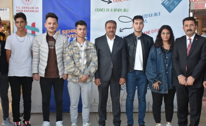 Balıkesir'e kayıt için gelen üniversitelileri otogarda Vali Şıldak karşıladı