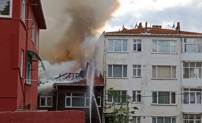 Beykoz'da 2 katlı ahşap evde yangın çıktı
