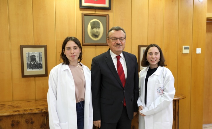 Bursa Uludağ Üniversitesi Tıp Fakültesini kazanan ikizlere doğum günü sürprizi