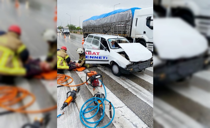 Bursa'da kırmızı ışıkta bekleyen kamyonete otomobil arkadan çarptı, 2 kişi yaralandı