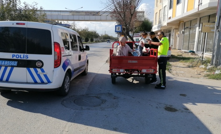 Bursa'da polis aracı bağlanan sürücünün çocuğunu hastaneye ulaştırdı