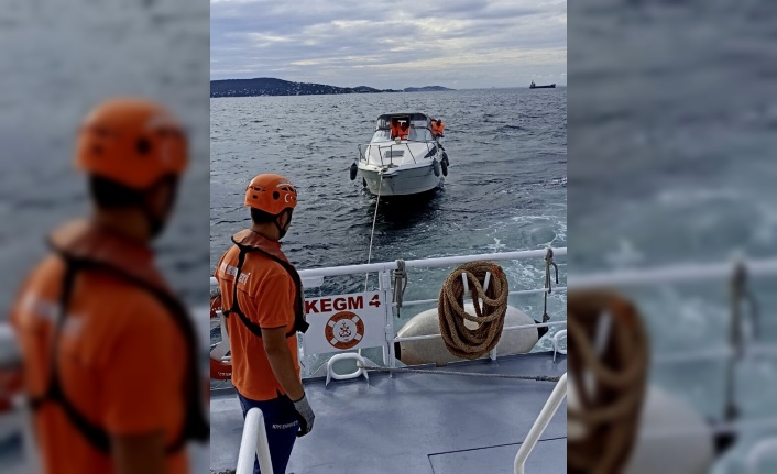 Pendik açıklarında sürüklenen tekne kurtarıldı