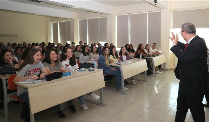 TÜ Rektörü Tabakoğlu, öğrencilerle bir araya geldi