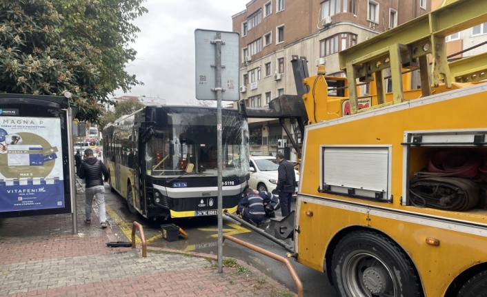 Bakırköy'de İETT otobüsünün minibüse çarptığı kazada 4 kişi yaralandı