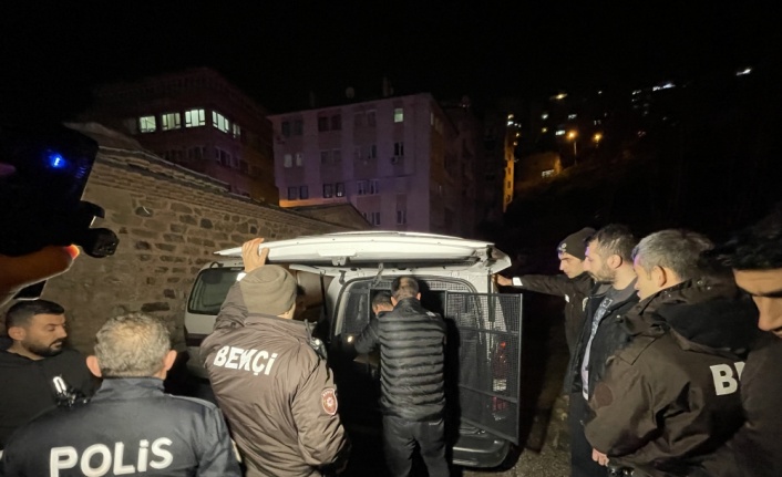 Bursa'da polise silahlı mukavemette bulunup kaçmaya çalışan zanlı ayağından vurularak durduruldu