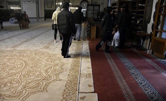Bursa'nın Osmanlı yadigarı simgesi Ulu Cami'nin halıları değiştiriliyor