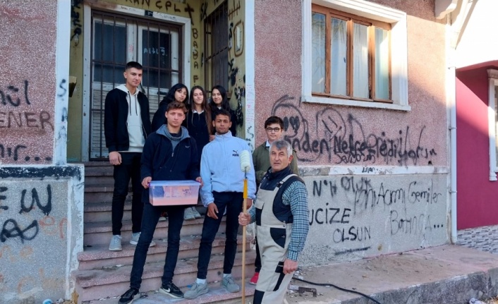 Edirne'de liseliler, yazılarla kirletilen emekli çifte ait binanın duvarlarını boyadı
