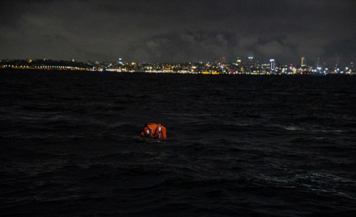 Gönüllülere denizde gece arama-kurtarma eğitimi verildi