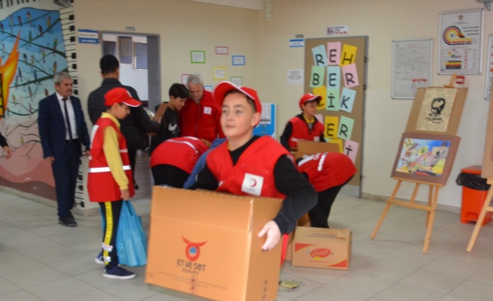 Karamürselli öğrencilerden Türk Kızılayın yardım kampanyasına destek
